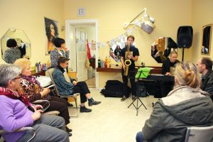 klangstrasse_foto-antonia-richter_konzert-kellerjaezz-im-friseursalon-basche_016