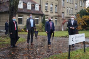 Bundespräsident Steinmeier vor dem Gesundheitsamt Reinickendorf