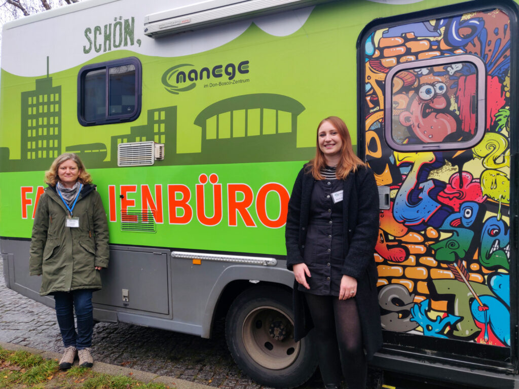 Die Beraterinnen stehen vor dem Bus des Familienbüros.