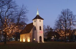 Die Dorfkirche auf der Dorfaue Alt-Reinickendorf. Foto: Martina Friedrich