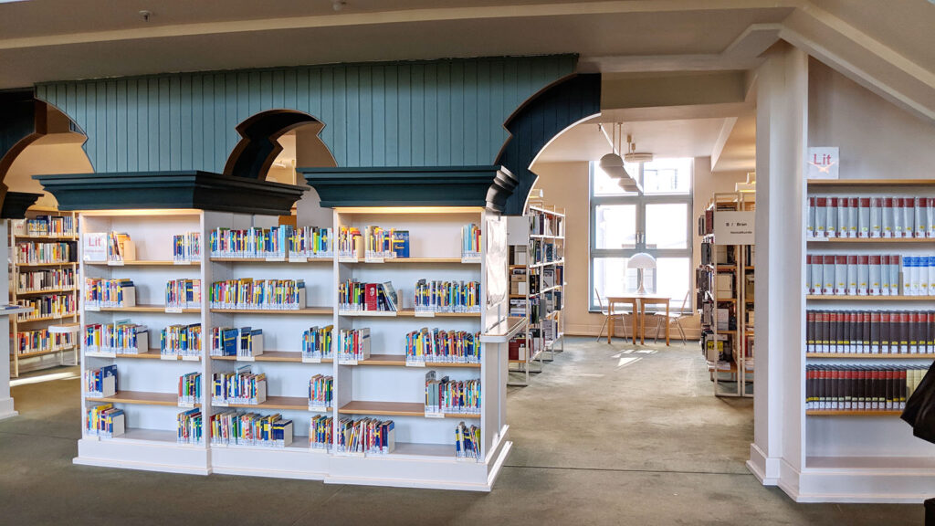 Bücherregale in der Humboldt-Bibliothek in Tegel.