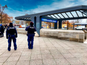 Polizeistreife am U-Bahnhof Rathaus Reinickendorf