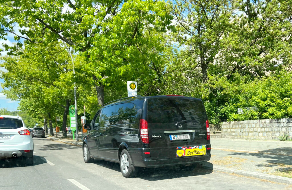 Ein Fahrzeug des "BerlKönig BC" wartet in Tegel auf Fahrgäste.