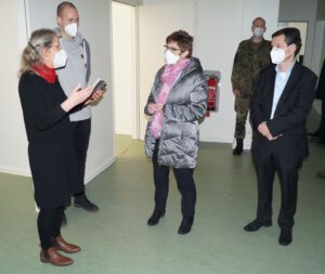 Verteidigungsministerin Annegret Kramp-Karrenbauer zu Besuch im Gesundheitsamt Reinickendorf.