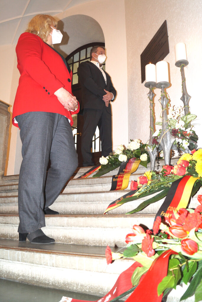 Bezirksbürgermeister Frank Balzer (r.) und BVV-Vorsteherin Kerstin Köppen (l.) vor der Erinnerungstafel am Eingang des alten Rathauses. Bild: Bezirksamt Reinickendorf