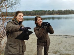 Die beiden Stadtnatur-Rangerinnen für Reinickendorf: Joanna Laß (links im Bild) und Victoria Wölk. Bild: Stiftung Naturschutz / Dennis von der Wall