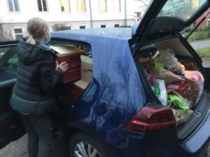 Ein Auto wird voll bepackt mit Spenden für Insassen der JVA Tegel.