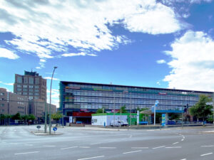 Foto der Geschäftsstelle der Volkshochschule Reinickendorf Am Borsigturm 6, neben den Hallen am Borsigturm (hinter der Tankstelle).