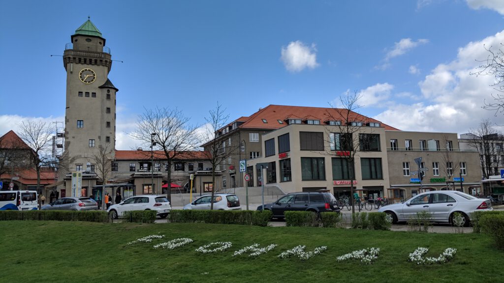 Der Kasinoturm Frohnau mit Wohn- und Geschäftshaus. 