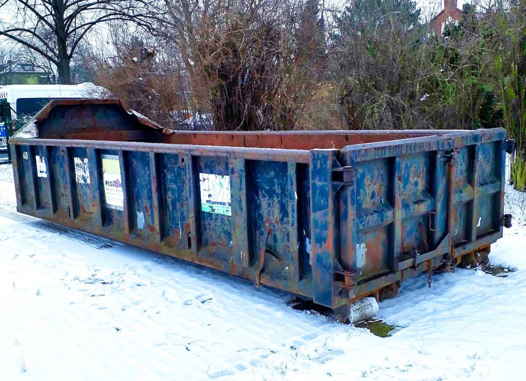 Schrott-Container der Firma Peglow auf dem Fußballplatz des SC Borsigwalde.