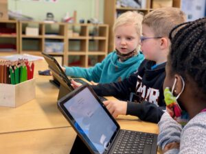 Grundschulkinder mit iPads der Gesamtschule Hannah Höch