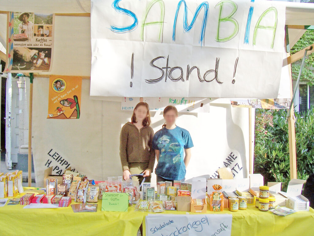 Ein von Schülerinnen betriebener Verkaufsstand auf einem Hof-Fest.