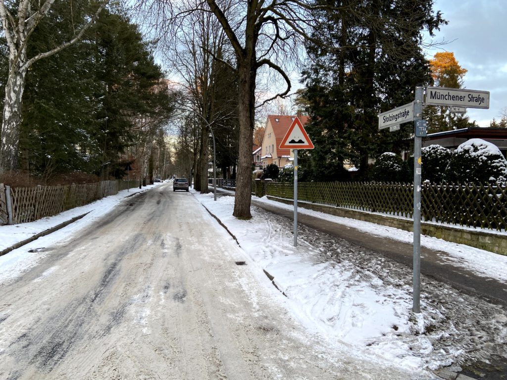 Blick von der Münchener Straße in die verschneite Stolzingenstraße in Frohnau. 