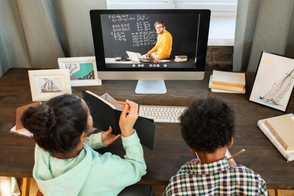 Zwei Schüler erhalten Video-Unterricht.