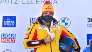 Mariama Jamanka mit ihrer Medaille als Siegerin der Monobob-Europameisterschaft in St. Moritz.