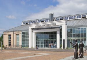 Eingang der Humboldt-Bibliothek in Tegel