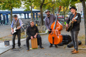 Die Band Jan B. und der Hinterhalt spielt auf der Residenzstraße.