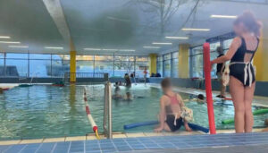 Kinder im Schwimmkurs