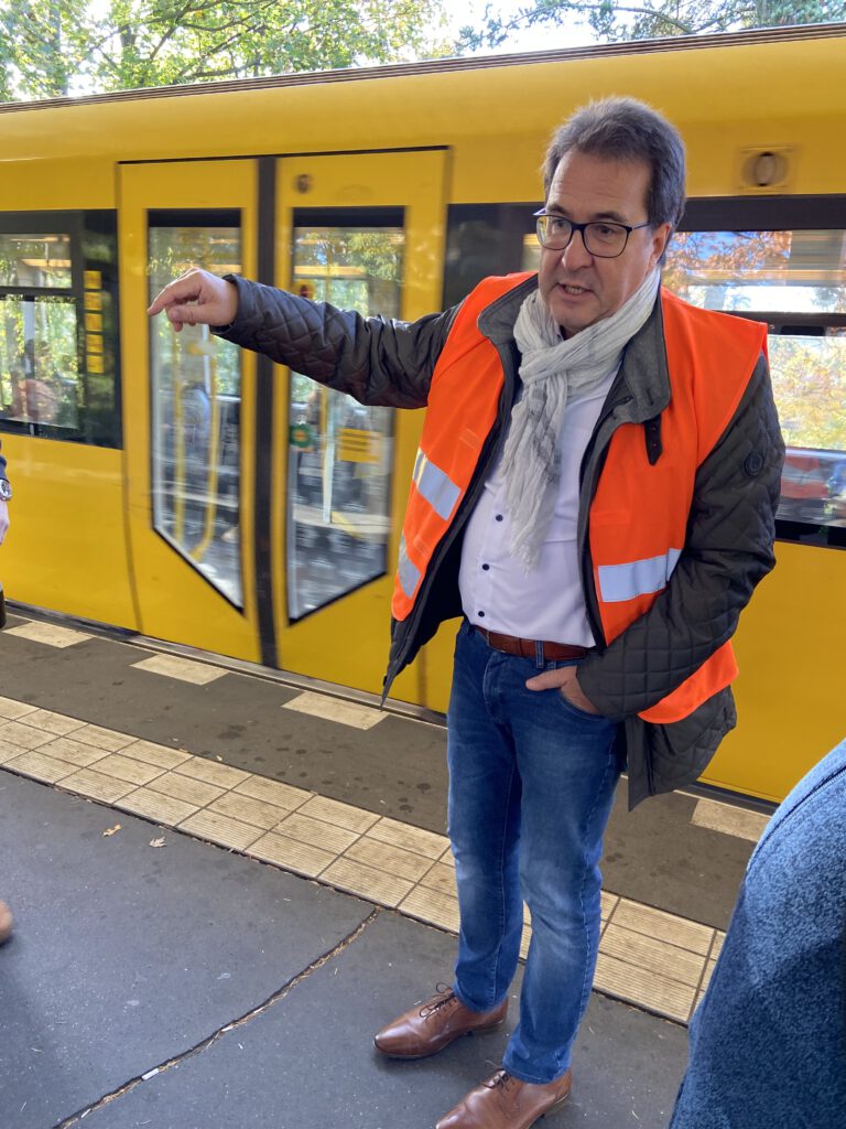 BVG-Bauchef Uwe Kutscher erläutert die Schäden