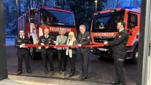 Berlins Innensenatorin Iris Spranger durchtrennt symbolisch das rote Band zur Eröffnung der neuen Feuerwache in Frohnau.