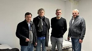 Sozialstadtrat Uwe Brockhausen (l.) besichtigt einen Schlafraum für obdachlose Frauen.