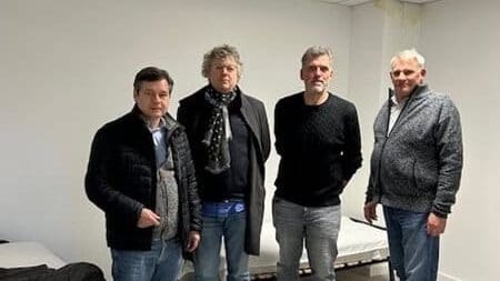 Sozialstadtrat Uwe Brockhausen (l.) besichtigt einen Schlafraum für obdachlose Frauen.