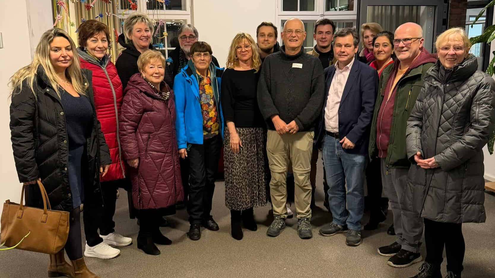 Die Ausschussvorsitzende Claudia Skrobek-Angerer, der Hospizleiter Martin Wiegandt und der Gesundheitsstadtrat Uwe Brockhausen mit den Ausschussmitgliedern für Gesundheit, Soziales, Teilhabe und Gleichstellung der Bezirksverordnetenversammlung Reinickendorf zu Besuch im Caritas-Hospiz Katharinenhaus. Bild: BA Reinickendorf