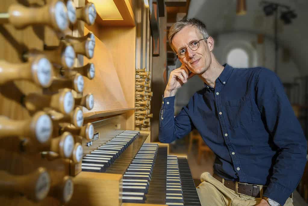 Kreiskantor Jörg Walter an der Orgel der Frohnauer Johanneskirche.