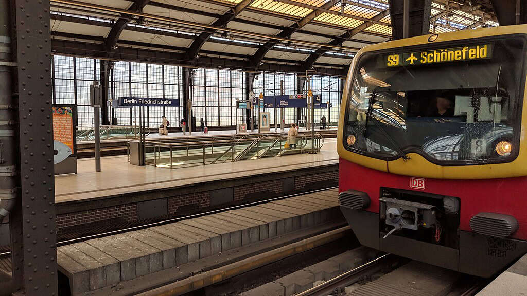S9 am Bahnhof Friedrichstraße zum Flughafen Schönefeld.