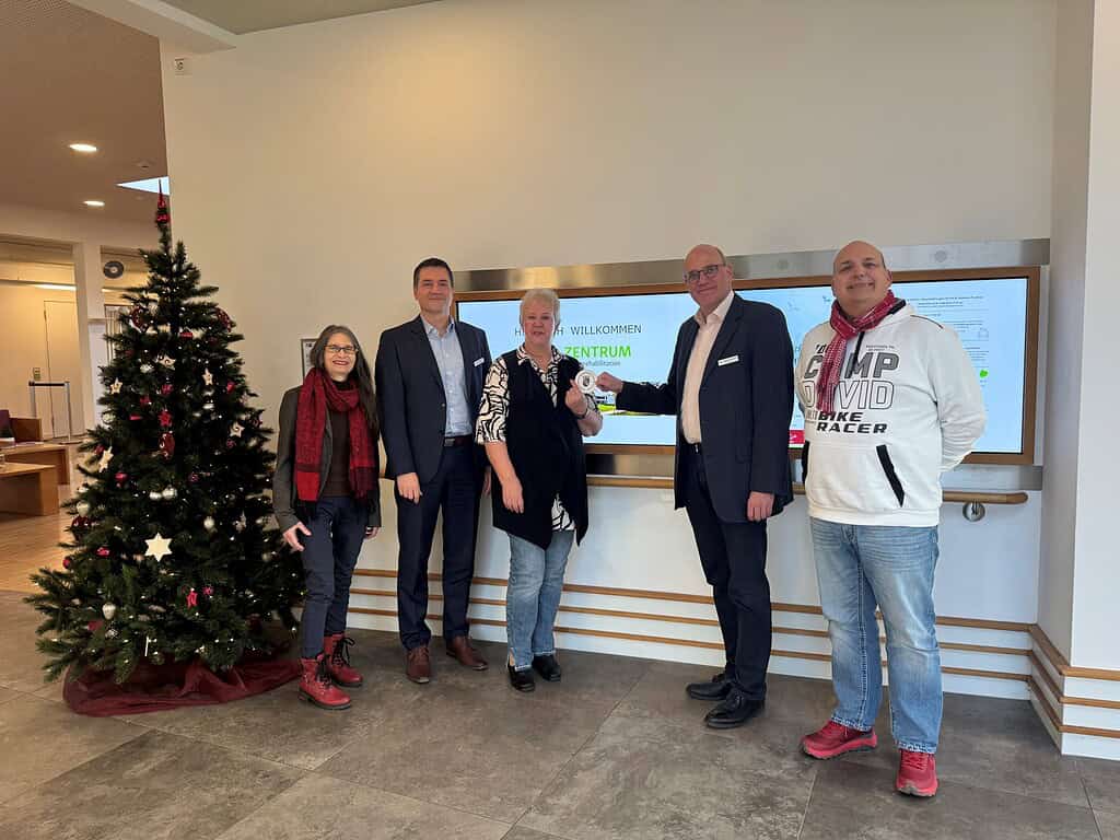 Andrea Behnke (Fraktion B‘90/Grüne), Sven Rattunde (Kaufmännische Leitung P.A.N.-Zentrum), Kerstin Köppen (BVV-Vorsteherin), Priv.-Doz. Dr. med. Christian Dohle (Leitender Arzt) und Stefan Valentin (SPD-Fraktion) (v. l.) haben an der Übergabe der symbolischen Plakette teilgenommen.