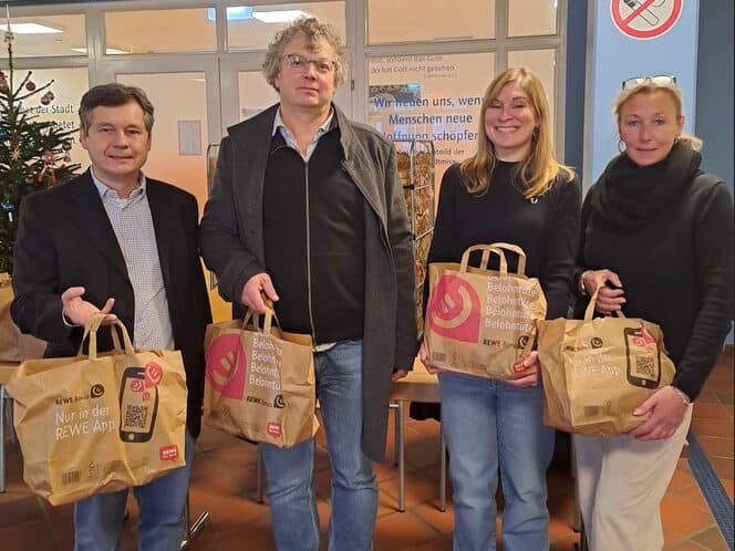 Übergabe der Weihnachtsgaben im Wohnheim für Bedürftige: Sozialstadtrat Uwe Brockhausen, Leitung des Amtes für Soziales Jörg Dobrzinski, Wohnheimleiterin Esther Deck-Münzner und die Fachbereichsleiterin Allgemeine Soziale Dienste Brigitta Bachert. Bild: Bezirksamt Reinickendorf
