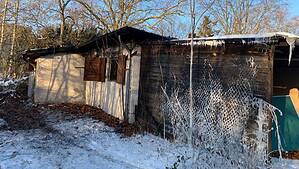 Das leere Gebäude auf der Sportanlage Borsigpark nach dem Brand. Bild: Bezirksamt Reinickendorf