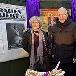 Mittendrin in der Installation: Die Künstlerin Cornelia Renz, Bezirksstadtrat für Kultur Harald Muschner und die Leiterin des Fachbereichs Kunst und Geschichte Dr. Sabine Ziegenrücker im Café Achteck auf der Wiese vorm Museum Reinickendorf. Bild: Bezirksamt Reinickendorf