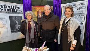 Mittendrin in der Installation: Die Künstlerin Cornelia Renz, Bezirksstadtrat für Kultur Harald Muschner und die Leiterin des Fachbereichs Kunst und Geschichte Dr. Sabine Ziegenrücker im Café Achteck auf der Wiese vorm Museum Reinickendorf. Bild: Bezirksamt Reinickendorf