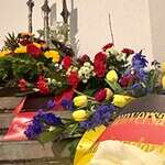 Niedergelegte Kränze im historischen Rathaus