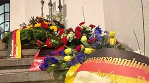 Niedergelegte Kränze im historischen Rathaus