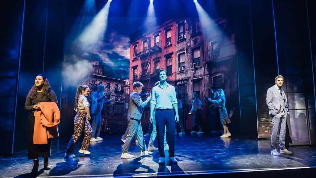 Molly (l., Bianca Basler) muss den Tod von Sam (M., Oedo Kuipers) verkraften. Sams bester Freund Carl (r., Jendrik Sigwart) spielt dabei ein doppeltes Spiel. © Jens Ochmann