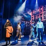 Molly (l., Bianca Basler) muss den Tod von Sam (M., Oedo Kuipers) verkraften. Sams bester Freund Carl (r., Jendrik Sigwart) spielt dabei ein doppeltes Spiel. © Jens Ochmann