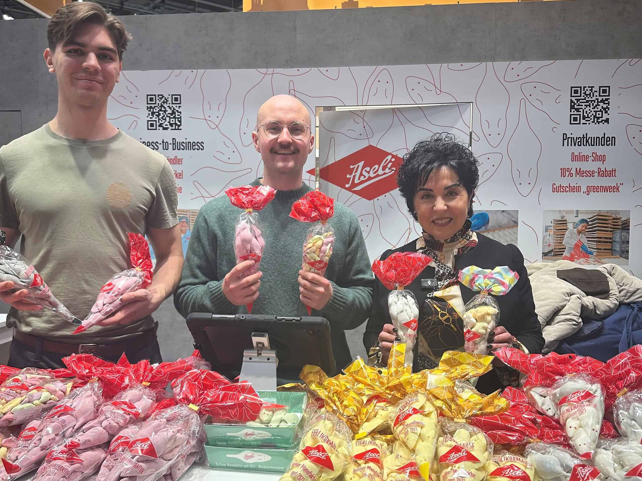 Mitarbeiter der Firma ASELI mit Bezirksbürgermeisterin Demirbüken-Wegner am Messestand auf der Grünen Woche 2026. Bild © BA Rdf