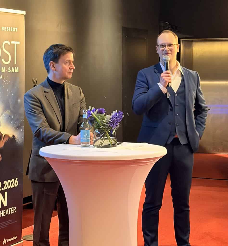 Theaterchef Jens Hoffmann (l.) und ShowSlot Geschäftsführer Stefan Huber nach der Premiere des Musicals GHOST - Nachricht von Sam am 9. Januar 2026 im Stage Bluemax Theater am Potsdamer Platz in Berlin.