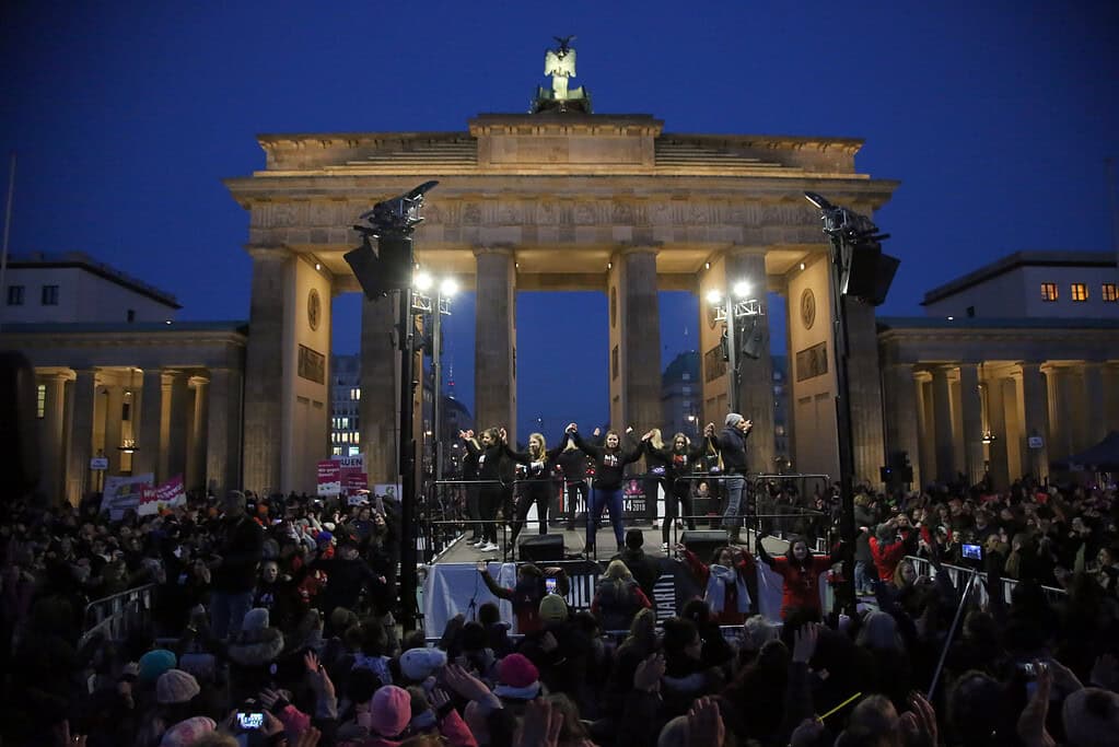 Demonstierende Mädchen und Frauen vor dem Brandenburger Tor