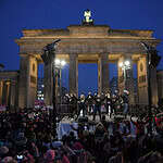 Demonstierende Mädchen und Frauen vor dem Brandenburger Tor