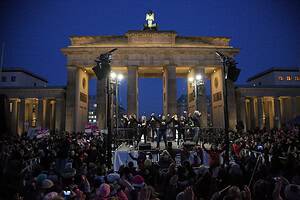 Demonstierende Mädchen und Frauen vor dem Brandenburger Tor