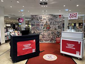 Ticketschalter der Komödie bei Galeria Tegel. Foto © Naomi Leutzow