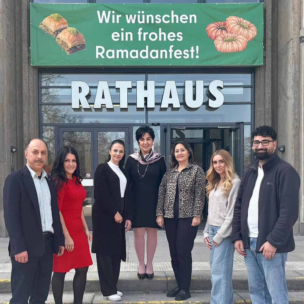 Bezirksbürgermeisterin Emine Demirbüken-Wegner und Mitarbeiter des Bezirksamtes grüßen zum Zuckerfest 2026. Bild © BA Reinickendorf