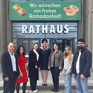 Bezirksbürgermeisterin Emine Demirbüken-Wegner und Mitarbeiter des Bezirksamtes grüßen zum Zuckerfest 2026. Bild © BA Reinickendorf