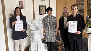 Cansel Ertug (l.) und Chris Koppehel (r.) wurden im Rathaus Reinickendorf von Ausbildungsleiterin Alexandra Bansemer (2. v. r.) und Bezirksbürgermeisterin Emine Demirbüken-Wegner beglückwünscht. Bild: © Bezirksamt Reinickendorf