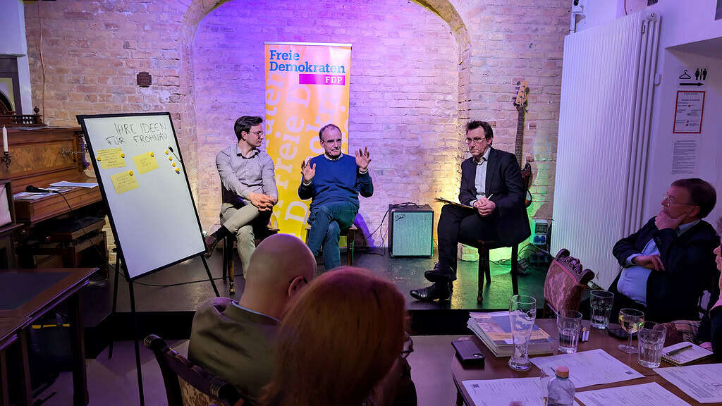 Erste FDP-Kiezwerkstatt in Frohnau: FDP-Fraktionsvorsitzender David Jahn (links) und Dr. Carsten Benke (rechts) in der Diskussion mit einem Bürger. Bild: © Simon Sandner