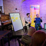 Erste FDP-Kiezwerkstatt in Frohnau: FDP-Fraktionsvorsitzender David Jahn (links) und Dr. Carsten Benke (rechts) in der Diskussion mit einem Bürger. Bild: © Simon Sandner