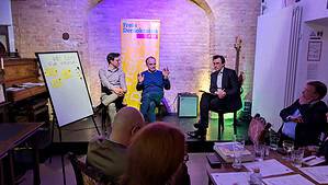 Erste FDP-Kiezwerkstatt in Frohnau: FDP-Fraktionsvorsitzender David Jahn (links) und Dr. Carsten Benke (rechts) in der Diskussion mit einem Bürger. Bild: © Simon Sandner